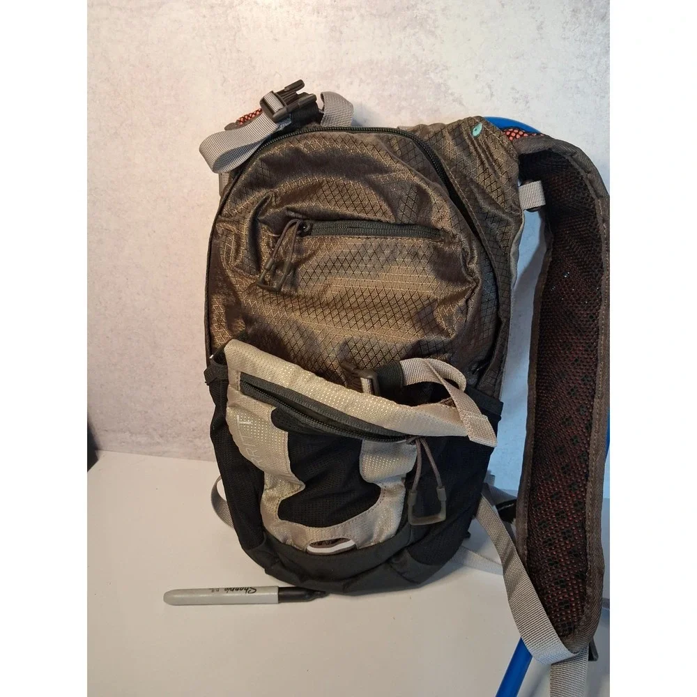 Merrell V-Flow Nylon Hydration Backpack Daypack Mesh Pockets Hiking Cycling Unis